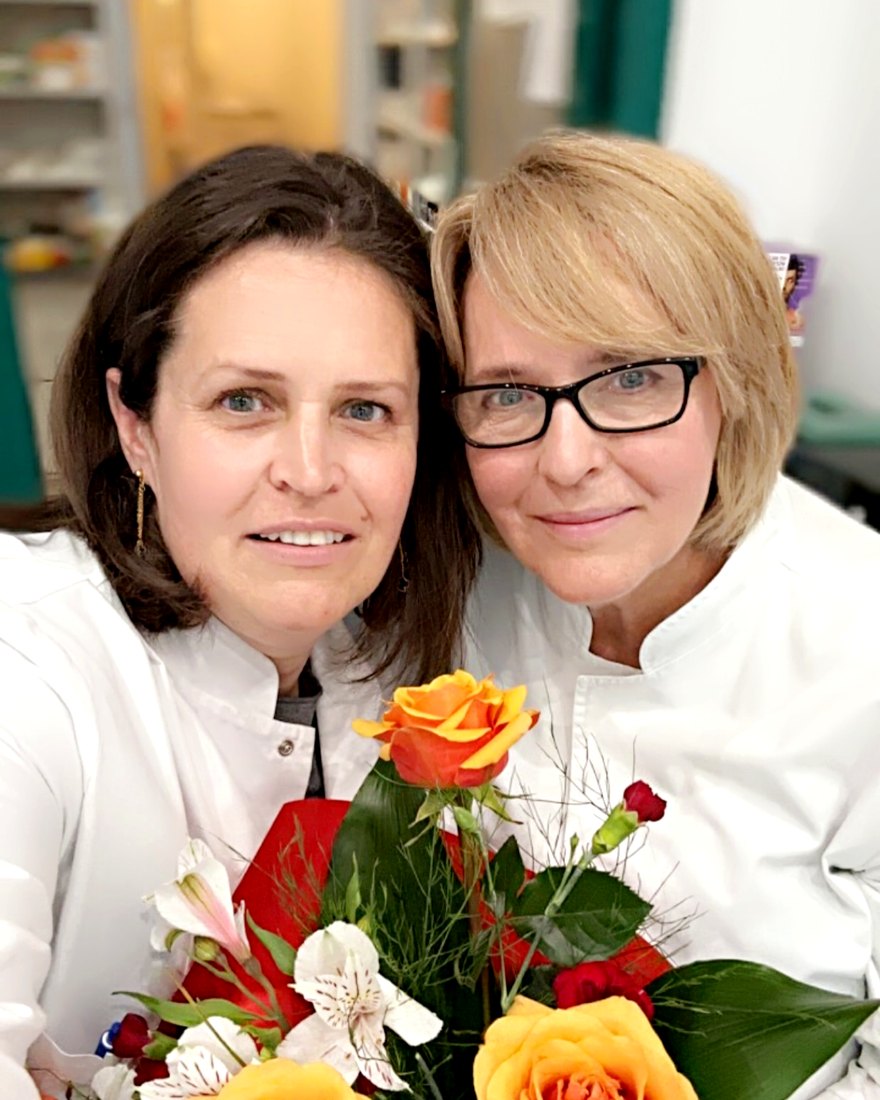 Farmaceutki Patrycja Rey i Anna Sobańska w białych fartuchach w aptece